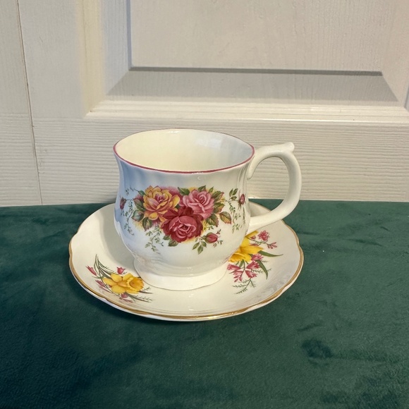 2 piece set matched together, beautiful vintage mug/ cup and saucer - Picture 1 of 11